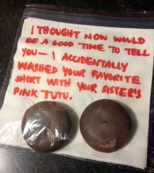 una bolsa con dos chocolates y un escrito de mamá