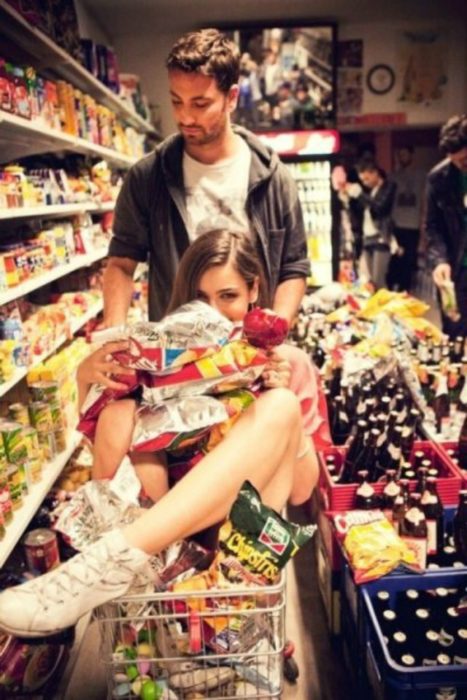 pareja joven en el supermercado