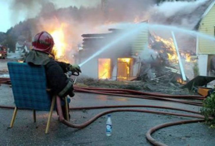 Bombero apagando un incendio sentado en una silla