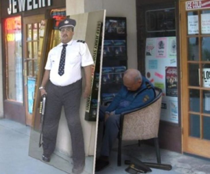 Poster de un vigilante en la puerta de una tienda y en la parte de atrás está el vigilante dormido