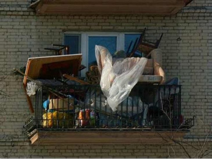 un balcón lleno de basura