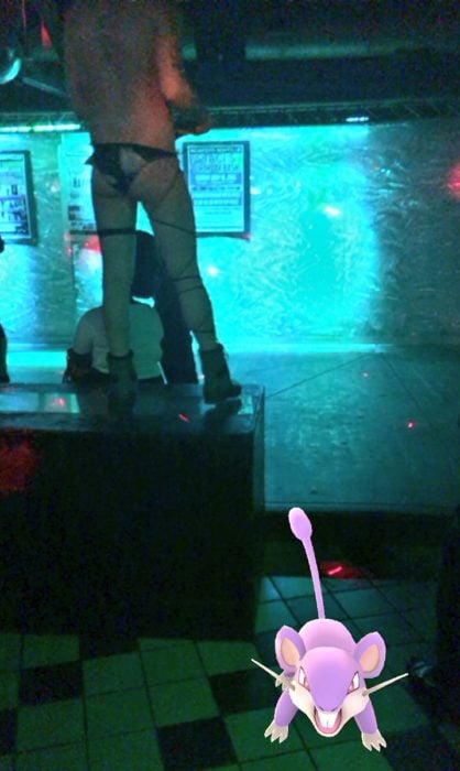 Un pokemón en un bar gay