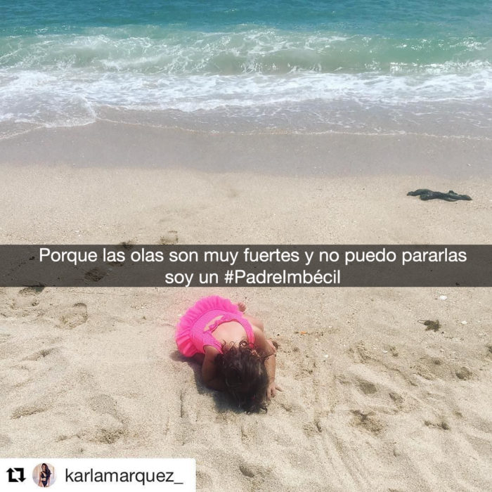 niña llorando en la orilla del mar