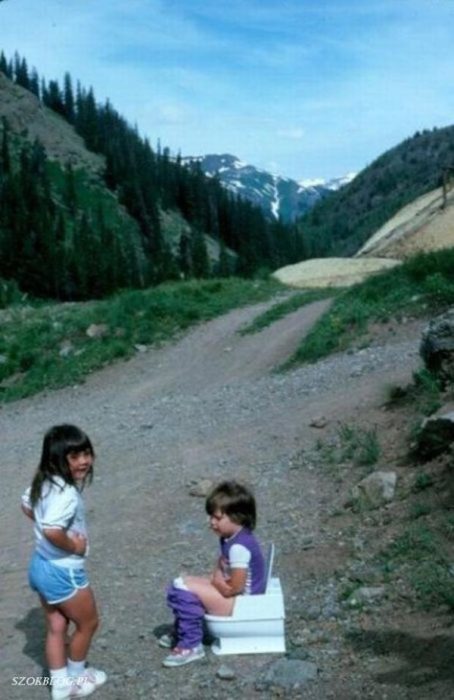 niño haciendo popó en el bosque