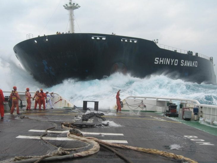 barco choca contra puerto