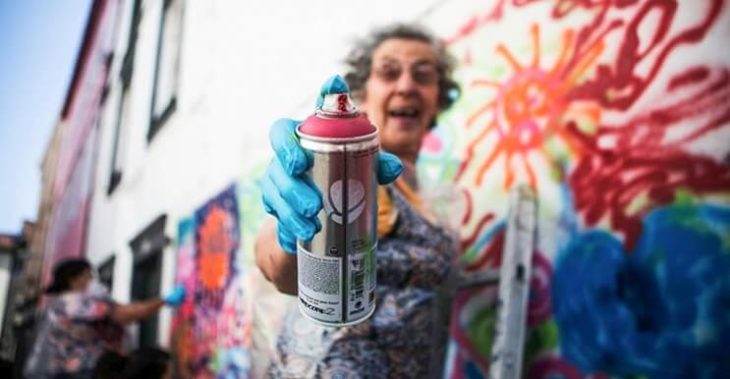 viejita con aerosol