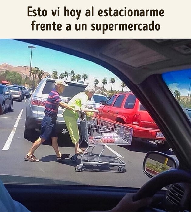 abuelita en un carrito de súpermercado