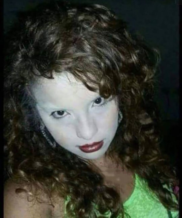 mujer maquillada con la cara blanca