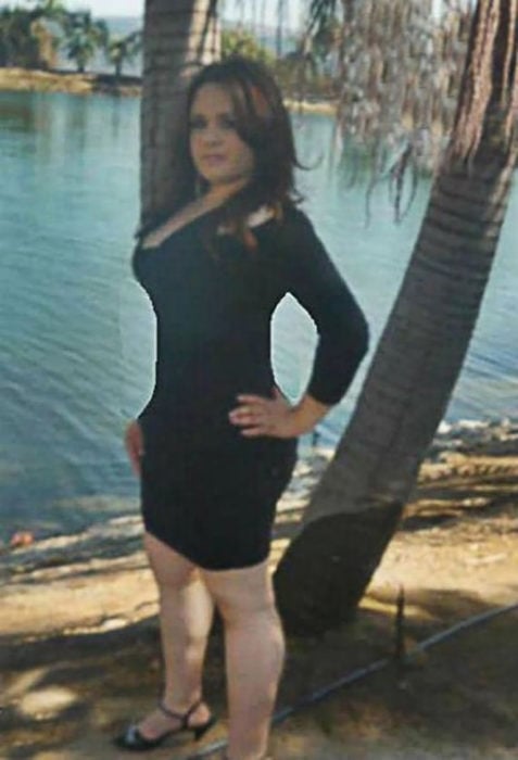 mujer vestido negro