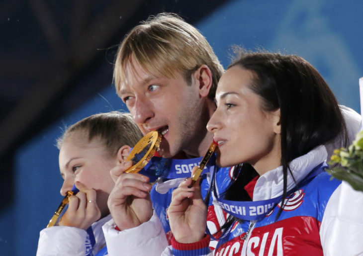 3 atletas mordiendo sus medallas