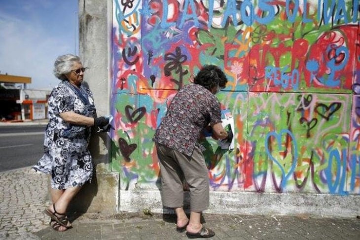 viejitas rayando la pared