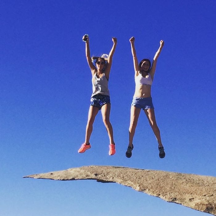 muchachas saltando en potato chip rock