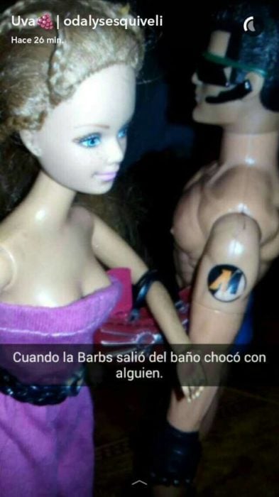 Barbie y ken pasan al lado y chocan