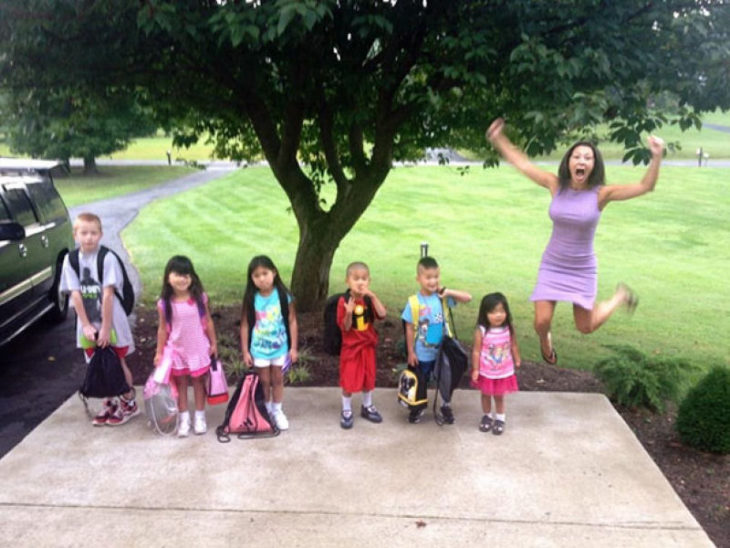 mujer brincando con muchos hijos