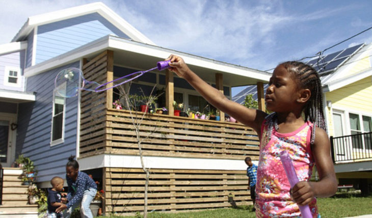 niña haciendo burbujas