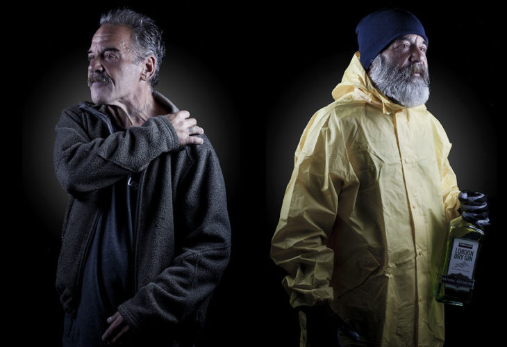 hombre izquierda con sudadera, mismo hombre derecha con impermeable amarillo