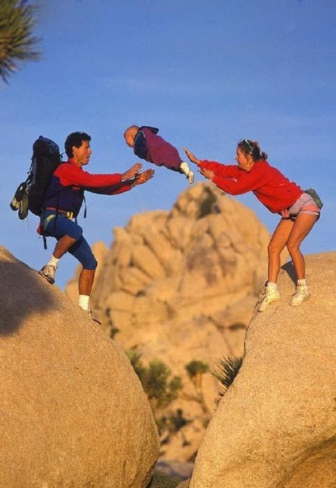 padres avientan a su hijo sobre las rocas