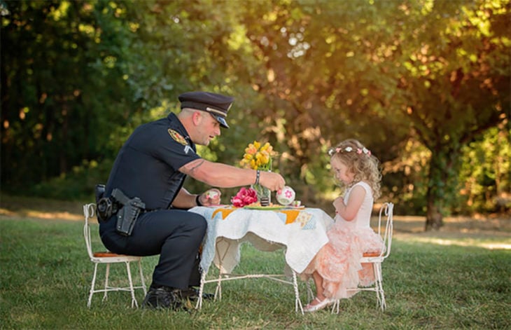 niña tomando el té con un policía