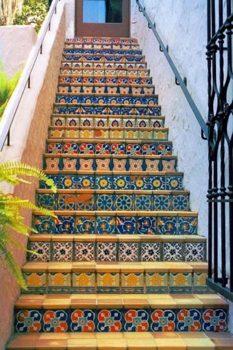 escaleras con azulejos