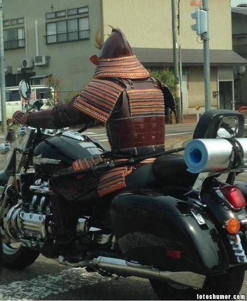 ciclista con armadura samurai