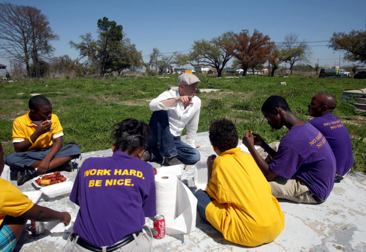 brad pitt con voluntarios