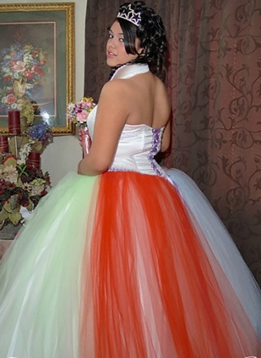 quinceañera con vestido horrible