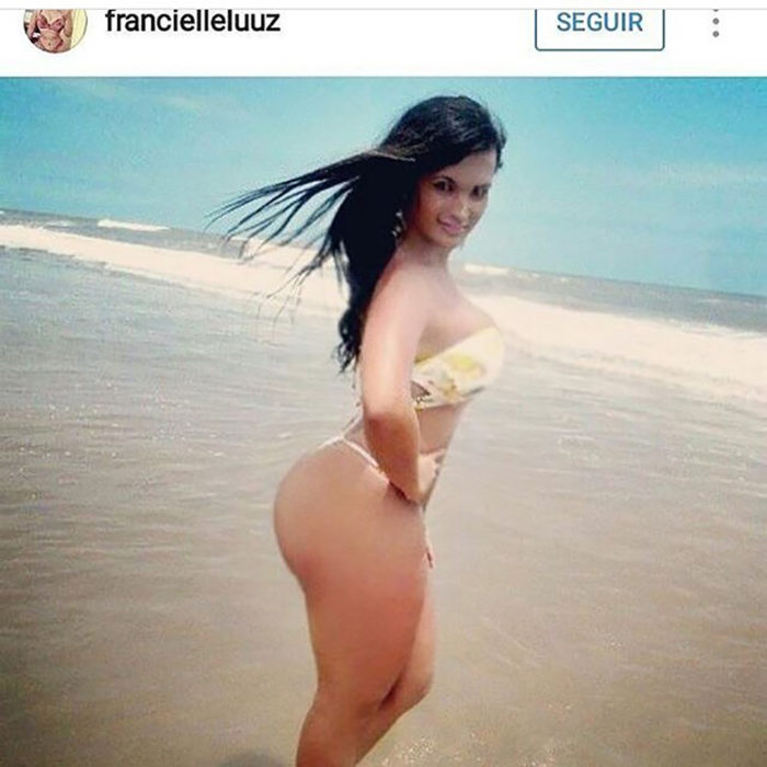 mujer editada en la playa