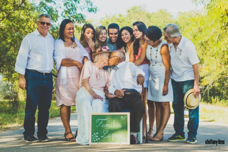 familia ancianos besándose