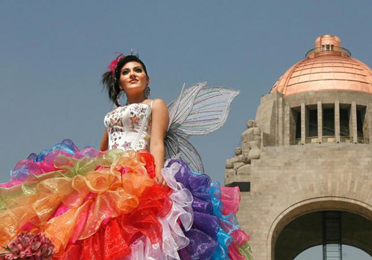 vestido de olanes de colores y alas