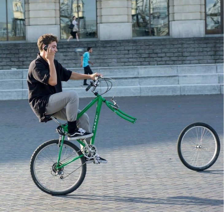 muchacho en bici se le zafó la llanta