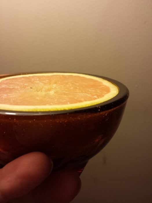 naranja cabe en un recipiente