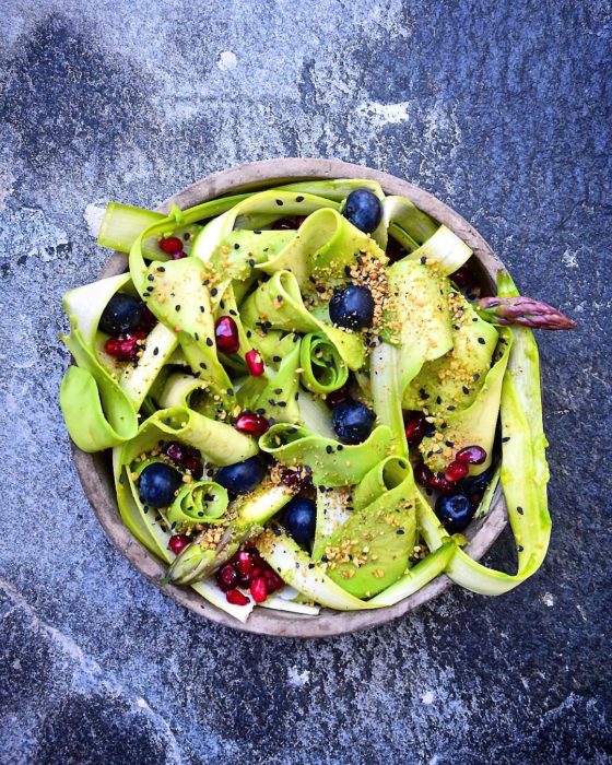 tazón delicadamente acomodado con verduras, frutas y aguacate