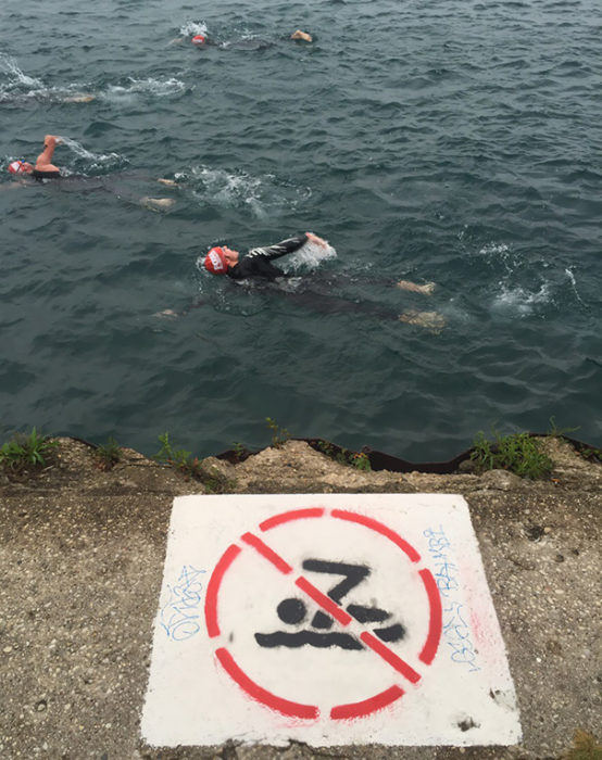 buceadores en un lugar prohibido