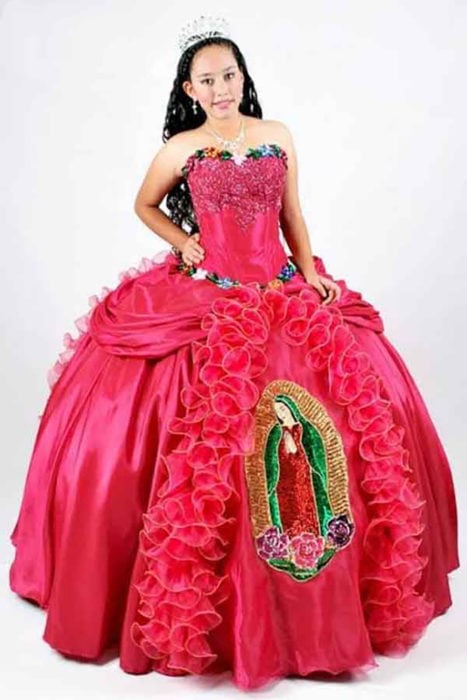 vestido de la virgen rojo