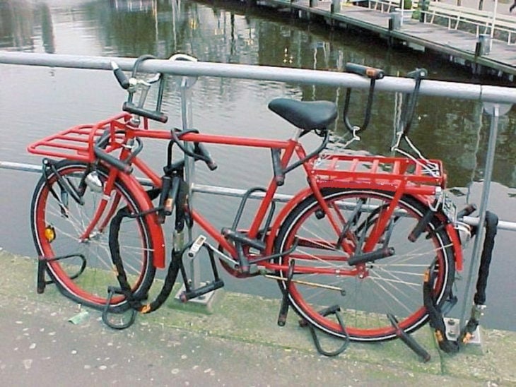 bicicleta con muchos candados