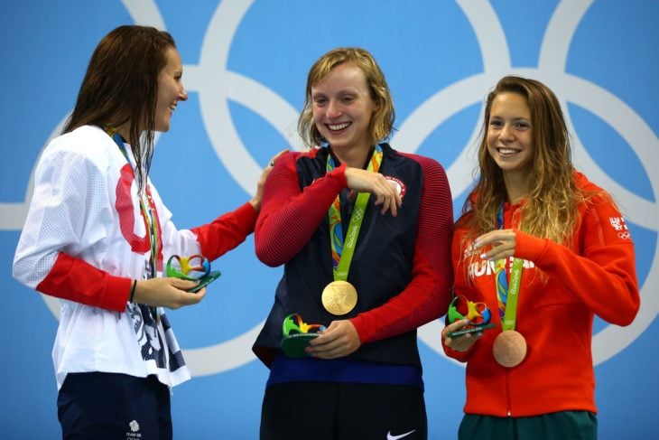 muchachas con estatuillas y medallas