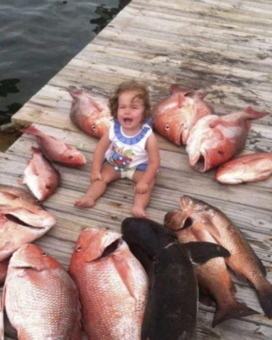 niña pequeña en medio de pezcados