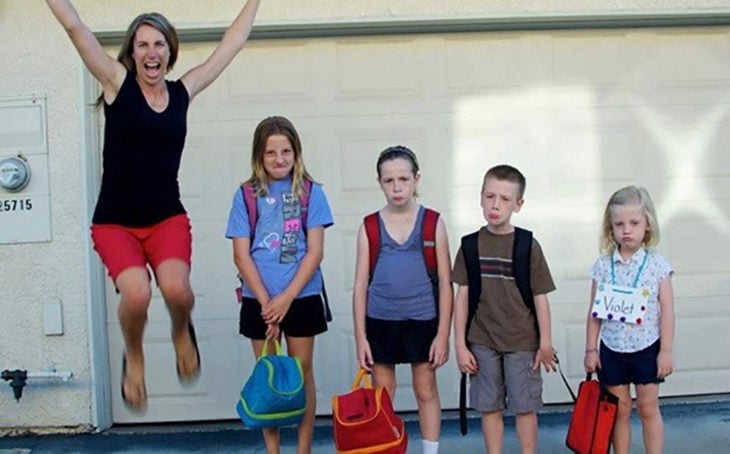 mamá feliz, hijos tristes con mochila