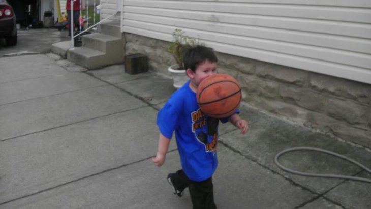 le dan con el balón en la cara a un niño