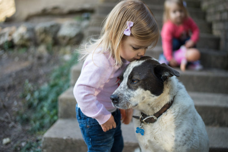 niña besando a un perro