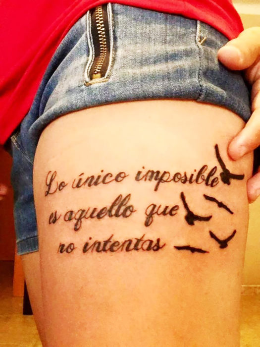 tatuaje en español en una pierna