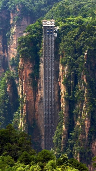 elevador muy alto en las montañas chinas