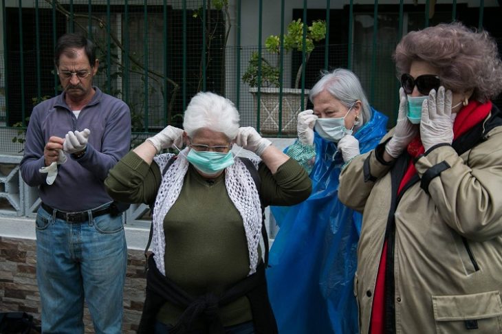 viejitas con máscaras apra la cara