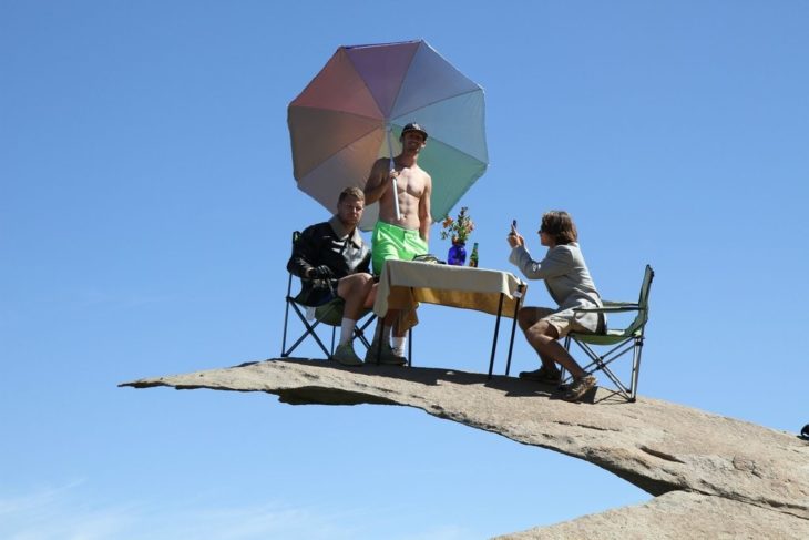 gente comiendo en potato chip rock