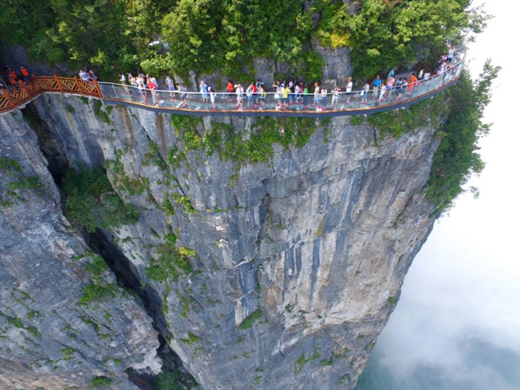 puente al lado de una montaña