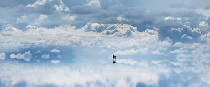 cielo reflejado en un salar