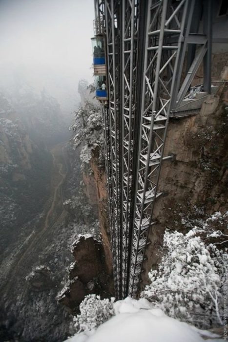 elevador muy alto entre las montañas