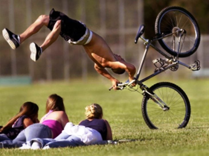 muchacho hace pirueta fallida de bicicleta