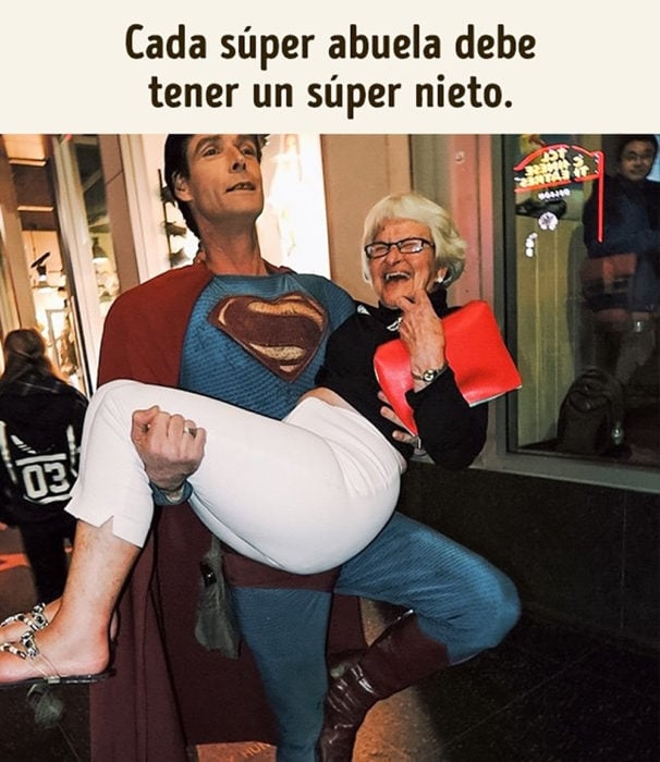 superman cargando a anciana