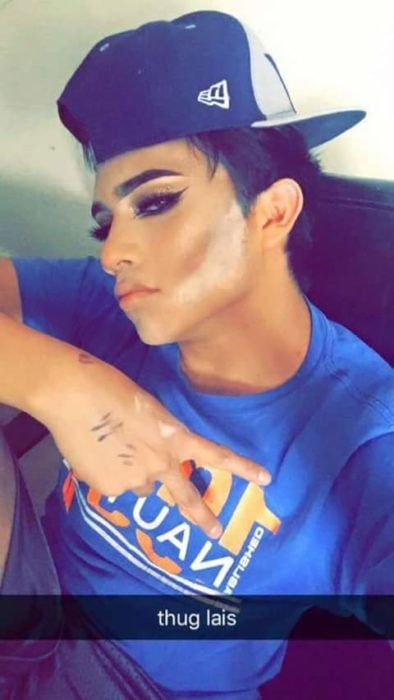 Foto de niño maquillado con thug lais